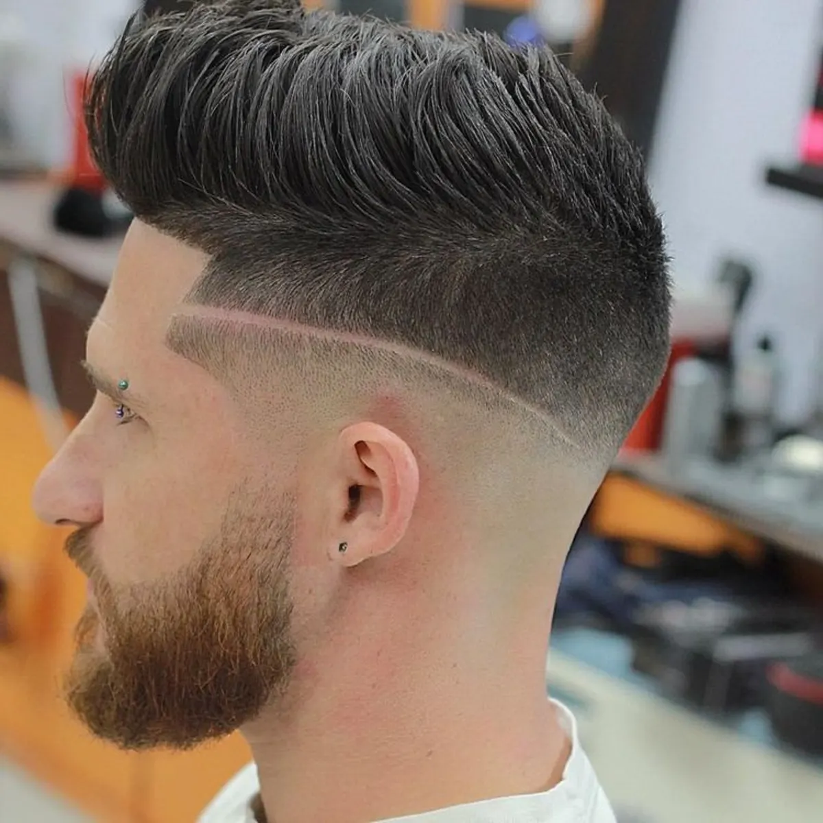 Corte pompadour con línea marcada a máquina y degradado